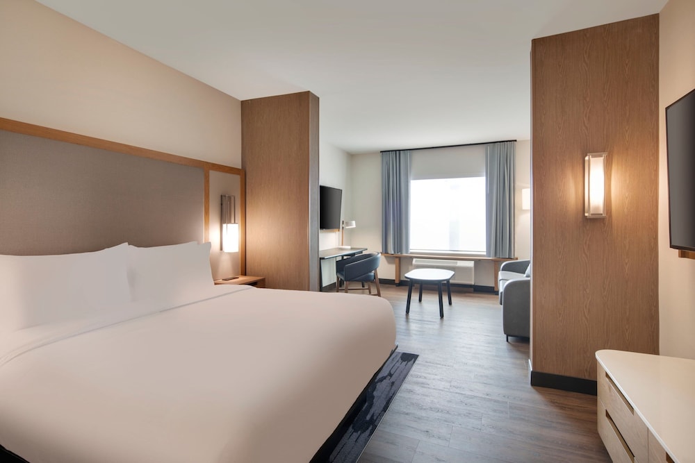Suite, King Bed, Sofa, Accessible