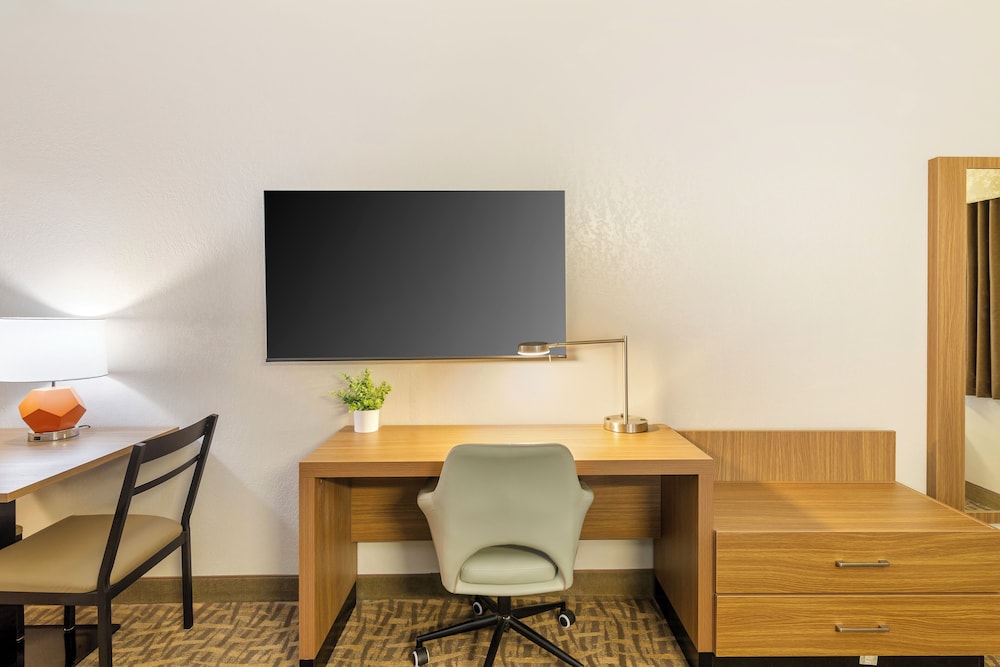 Expressway Suites Bismarck 60/65