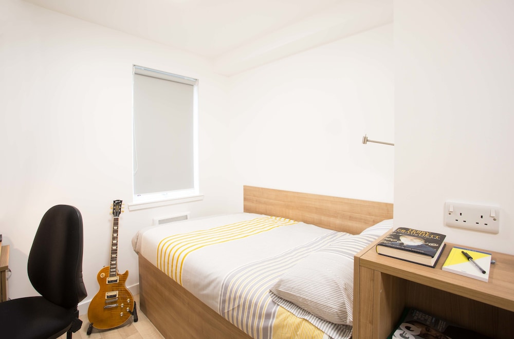 ROOM, SEMI DOUBLE BED