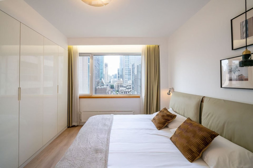 Senior, Apartment, 2 Queen Beds، Book and Bed-People's Square 2/10