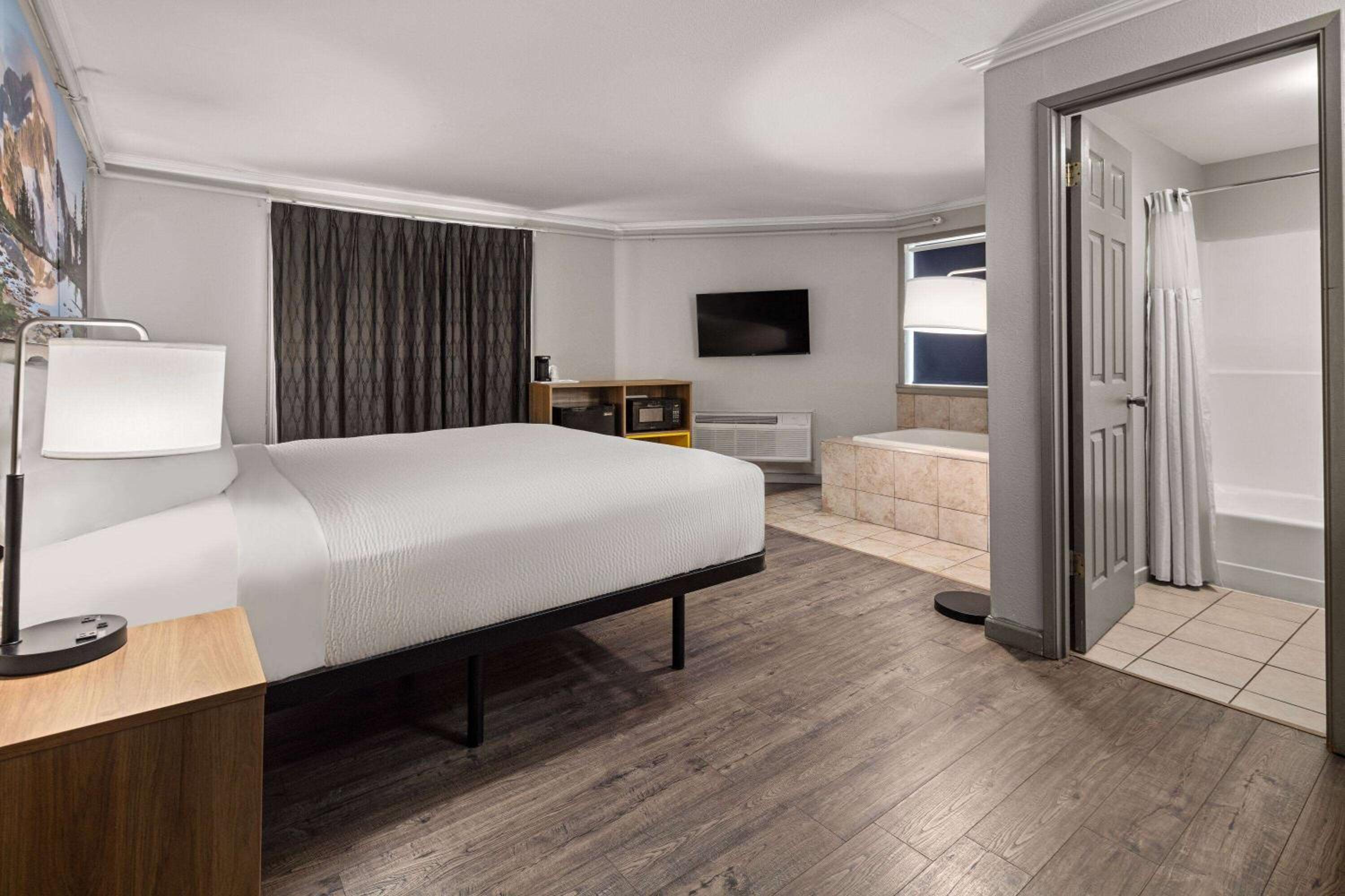 غرفة ديلوكس بسرير كينج بجاكوزي، Days Inn by Wyndham Lakewood South Tacoma 2/4