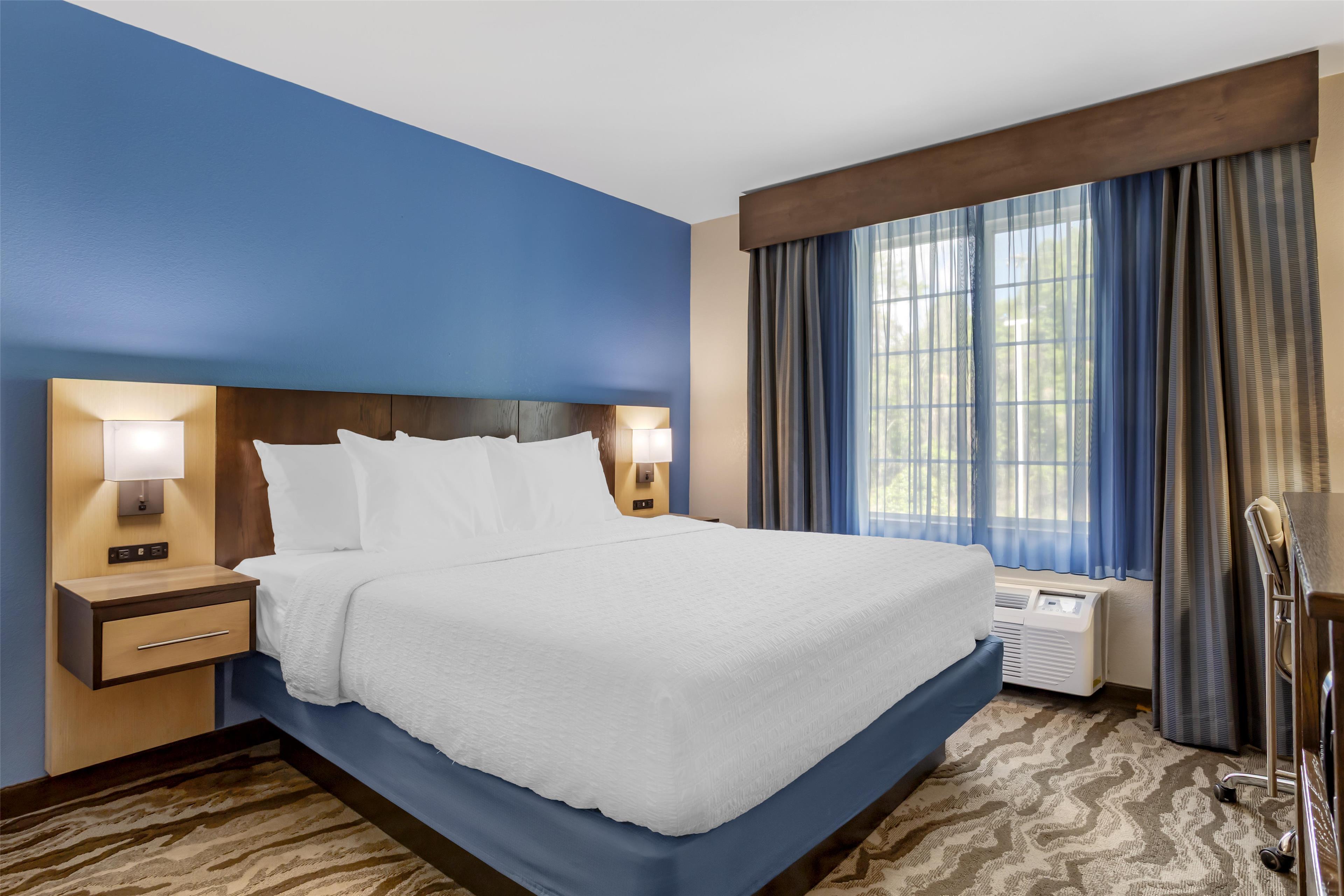 جناح بسرير كينج بإطلالة على النهر بشرفة مع أريكة بحوض جاكوزي، Best Western Plus River Escape Inn & Suites 2/10