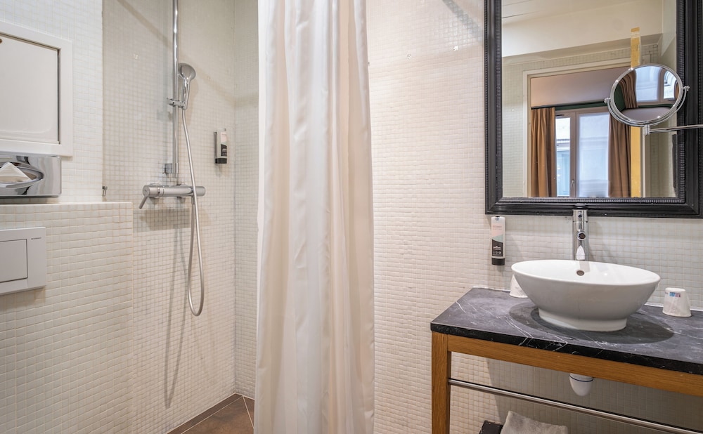 Avalon Hotel Paris Gare Du Nord 70/71