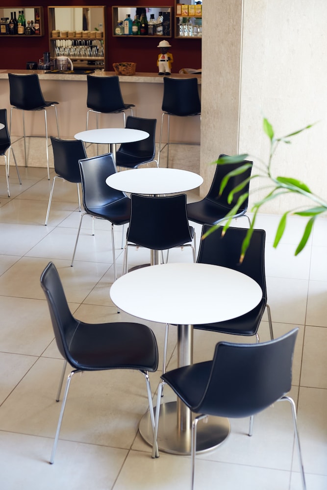Axis Suites Hotel 34/38