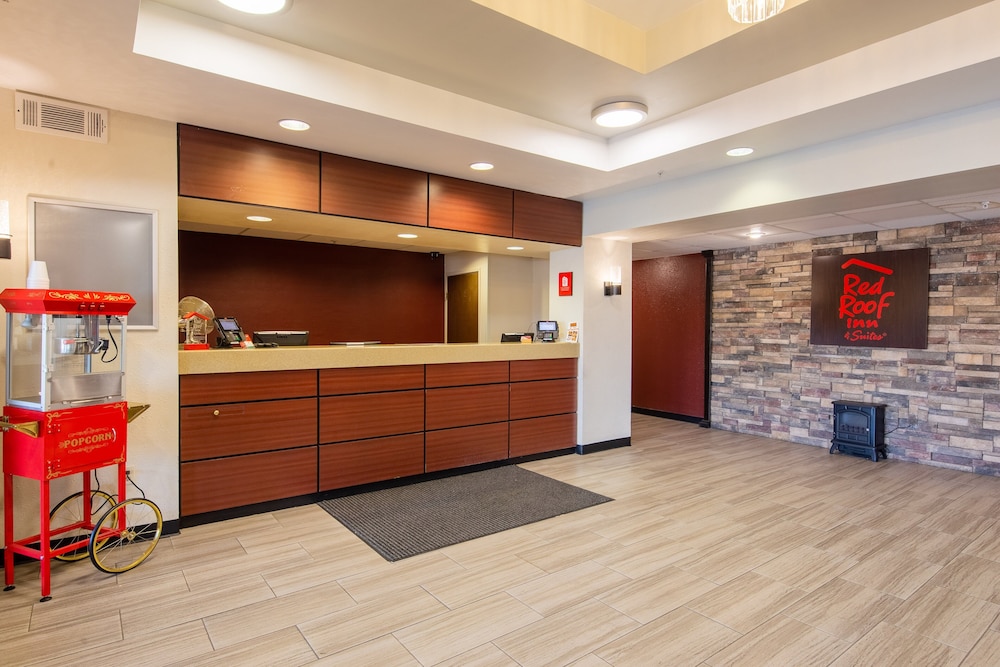 Red Roof Inn and Suites Indianapolis Airport 10/46