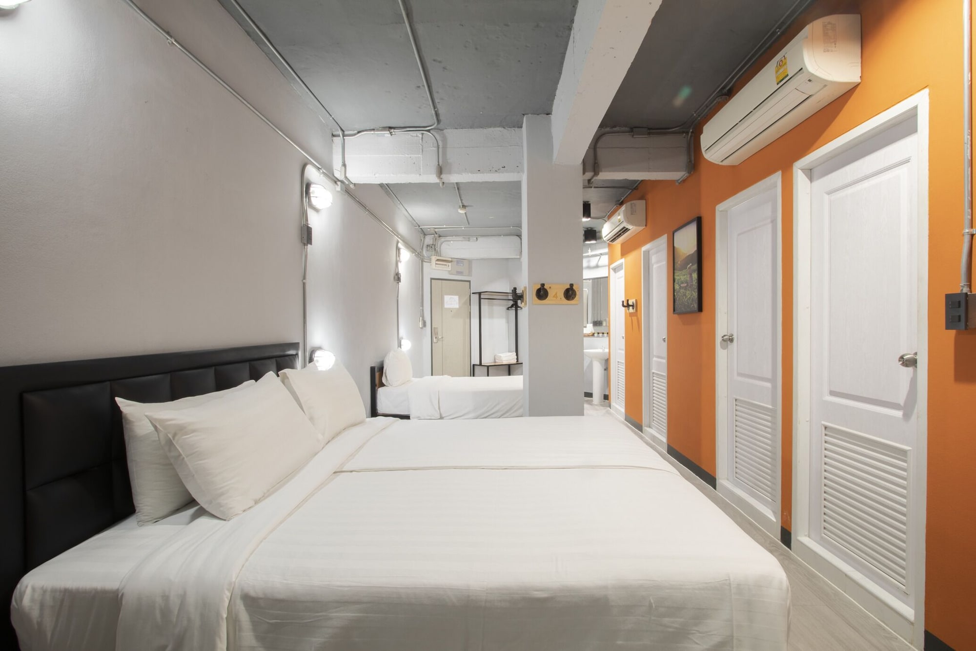 DELUXE, 3 BEDS, NO WINDOW