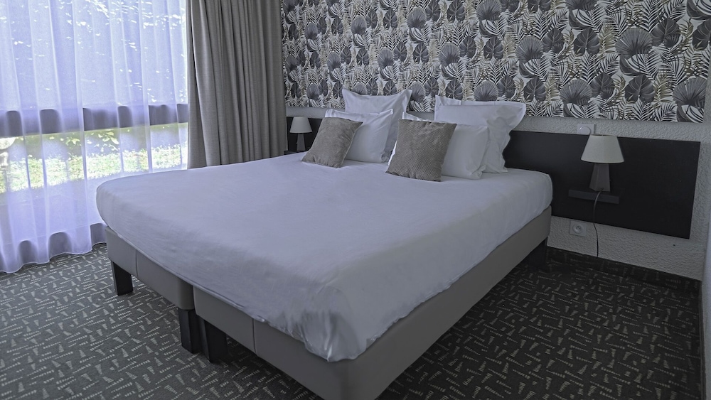 HOTEL LA BELLE POULE 4/44