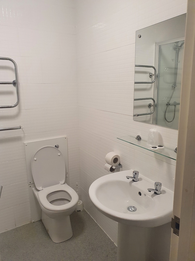 Cuttle Bridge Inn Hotel 27/28