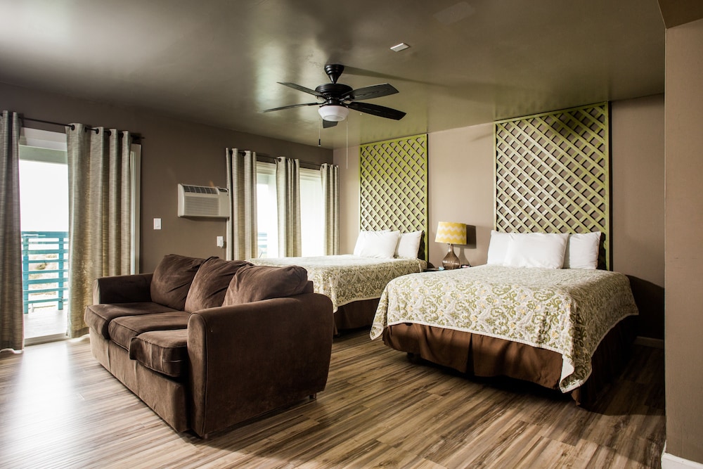 SUITE, 2 QUEEN BEDS, OCEAN VIEW, SOFA, BALCONY