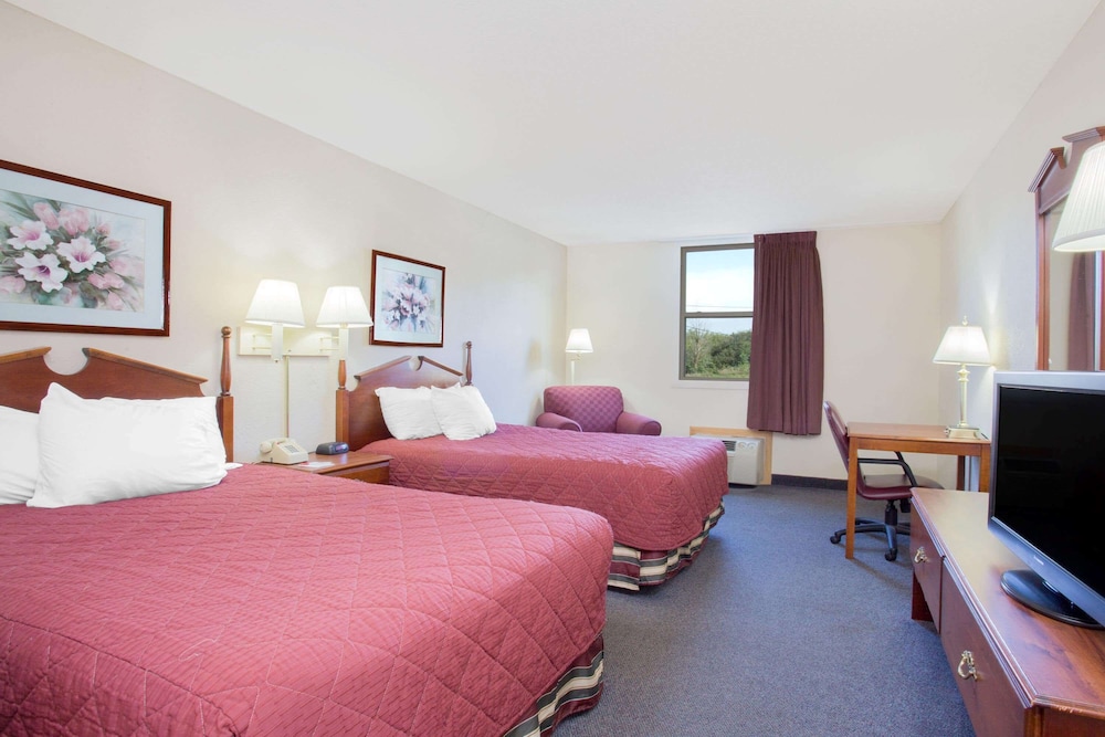 Ramada By Wyndham Angola/Fremont Area 12/41