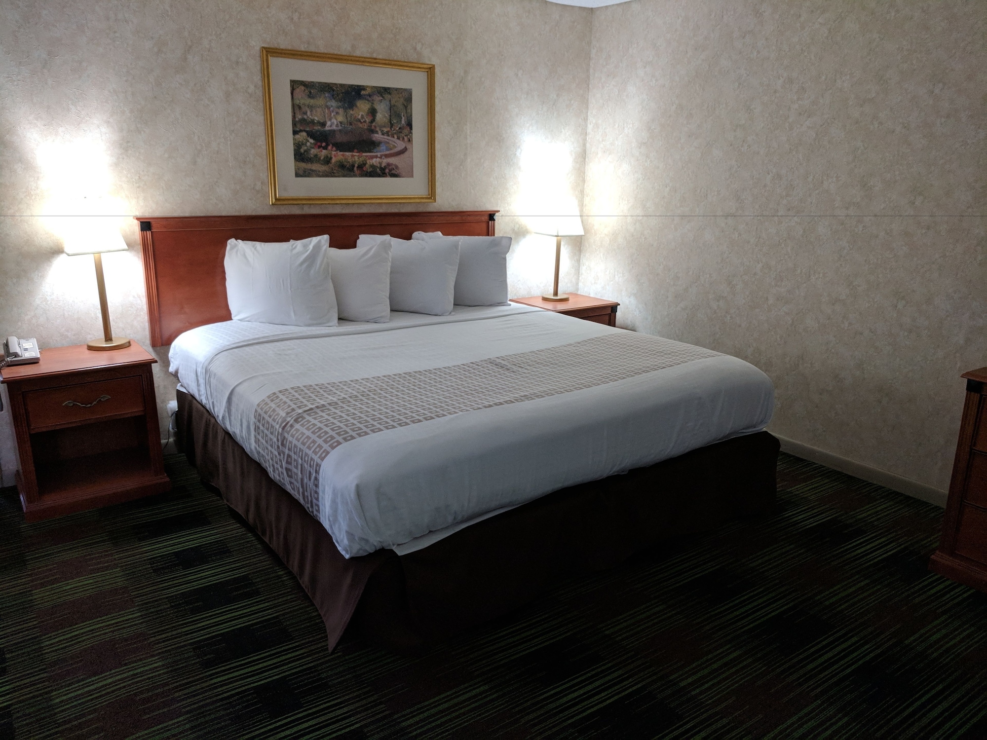 DELUXE, KING BED