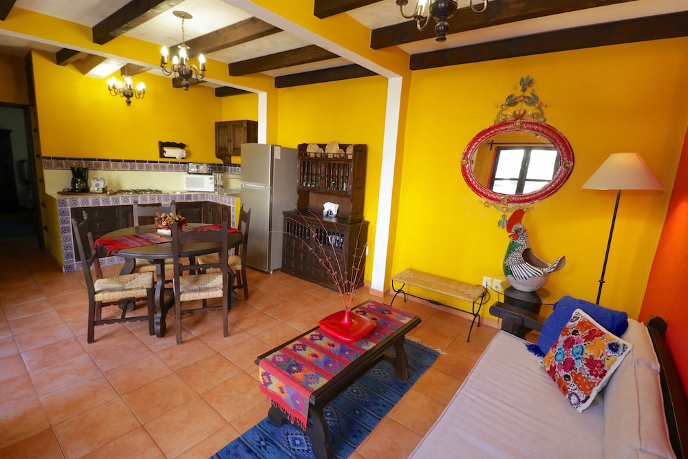 Casa Mia Suites 36/72