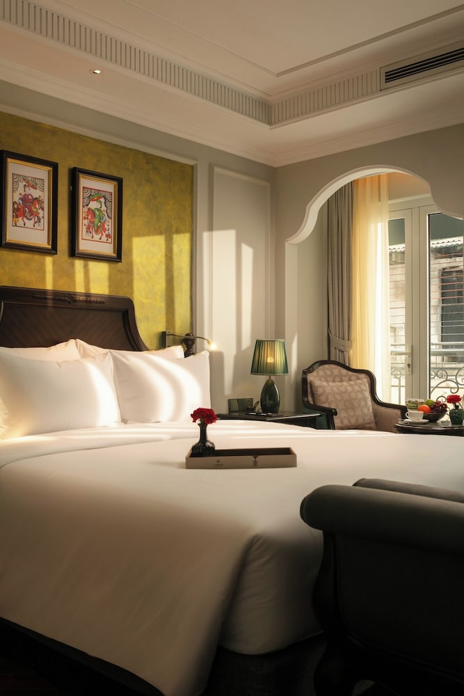 Signature, Spa, Suite, King Bed, Street View