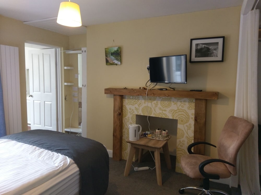 Gallery Guesthouse 6/24