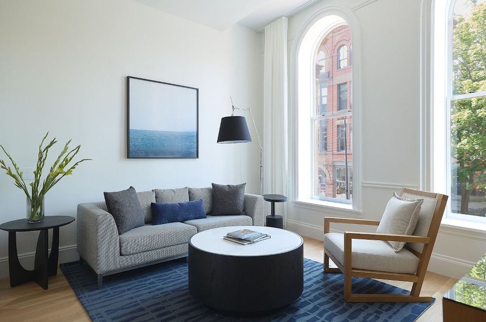 The Docent's Collection at 178 Middle Street 19/37