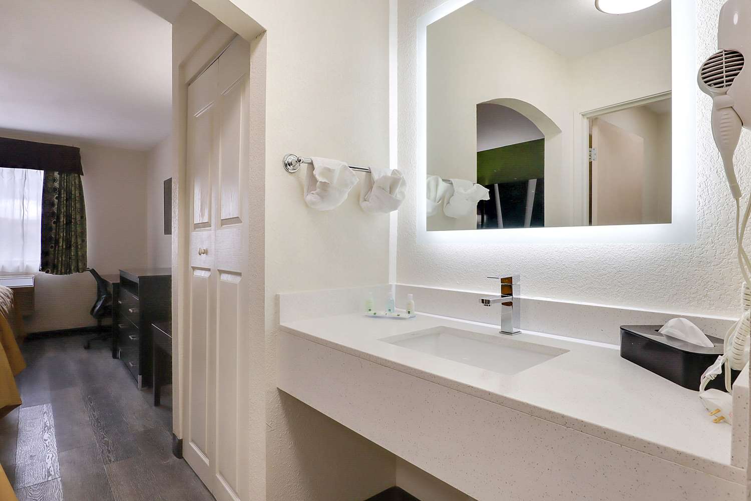 Quality Suites Albuquerque Airport 19/19