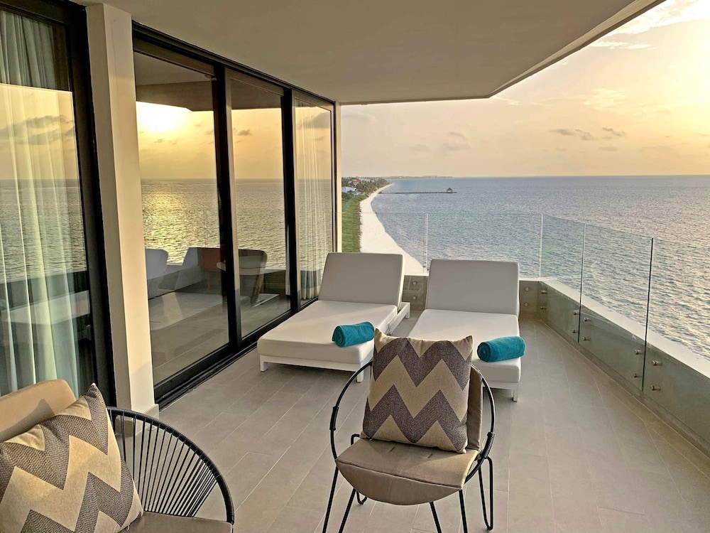 The Fives Oceanfront Puerto Morelos 30/71