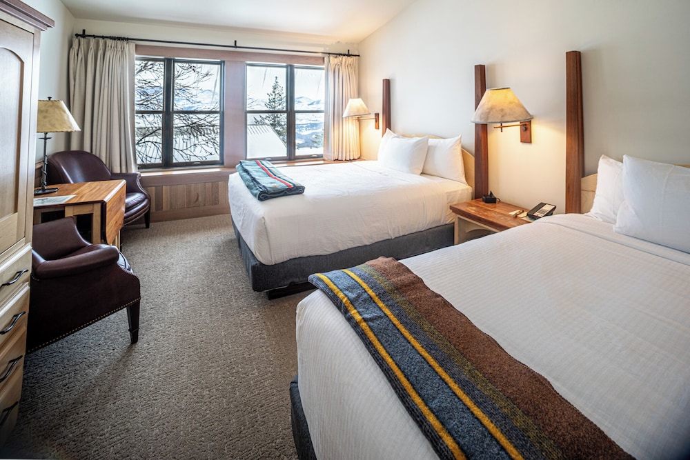 Lodge, Queen Bed, Mountain View, Sofa