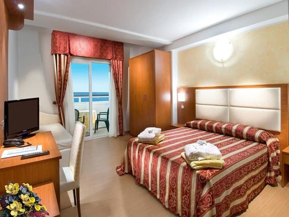 ROOM, TRIPLE
