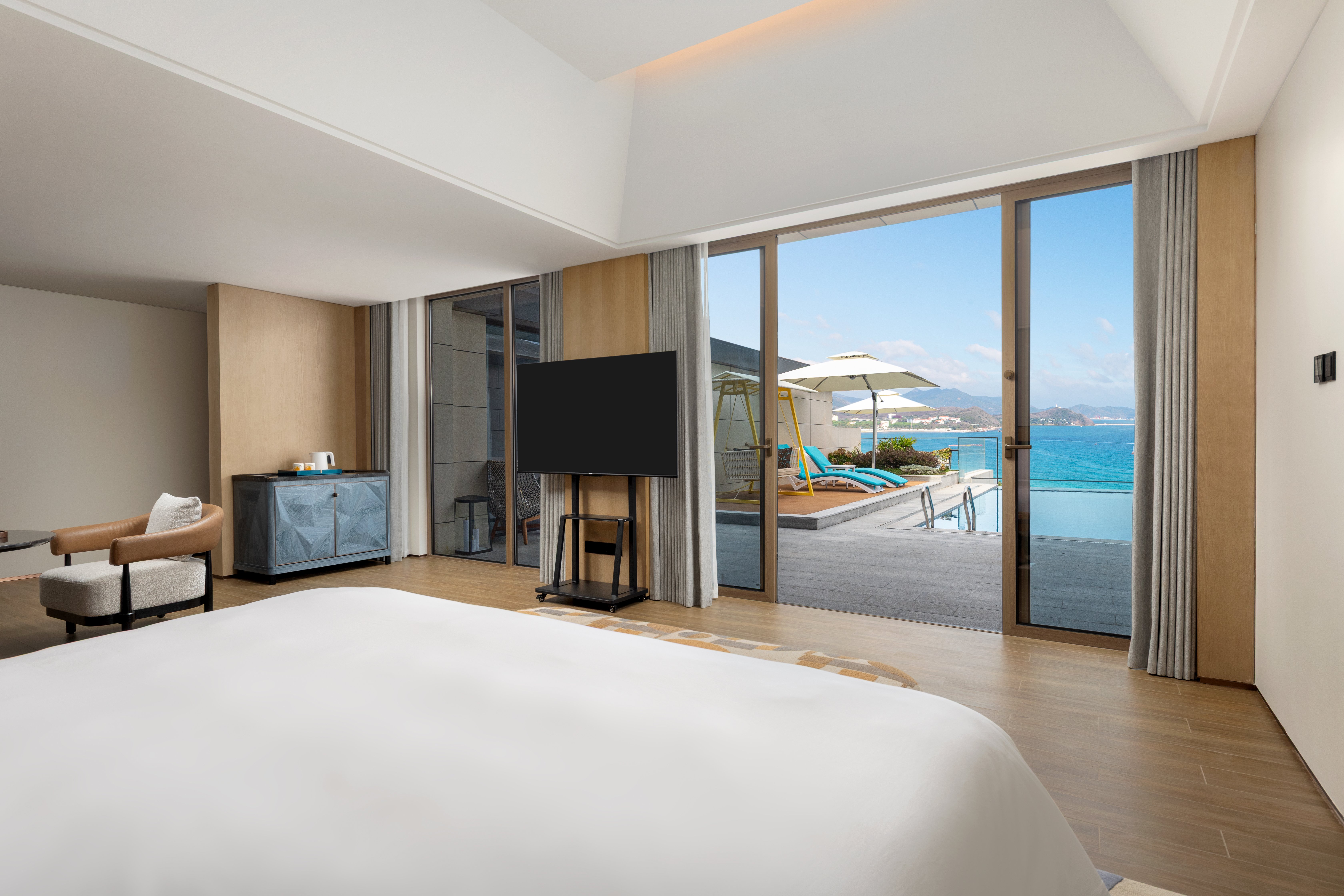Suite, King Bed, Ocean View, Pool Access