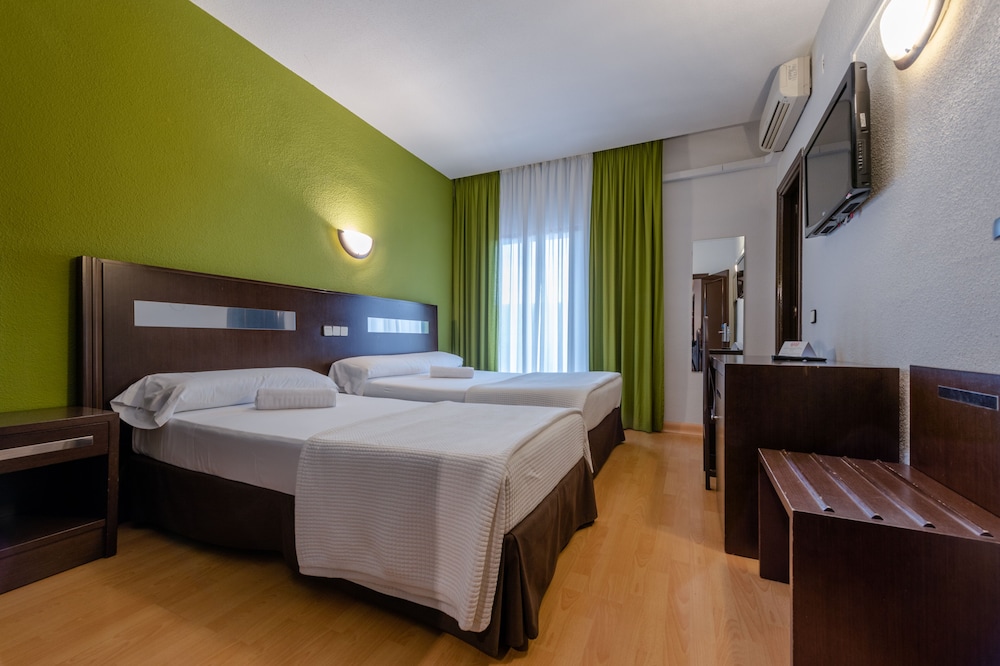 ROOM, DOUBLE OR TWIN BED