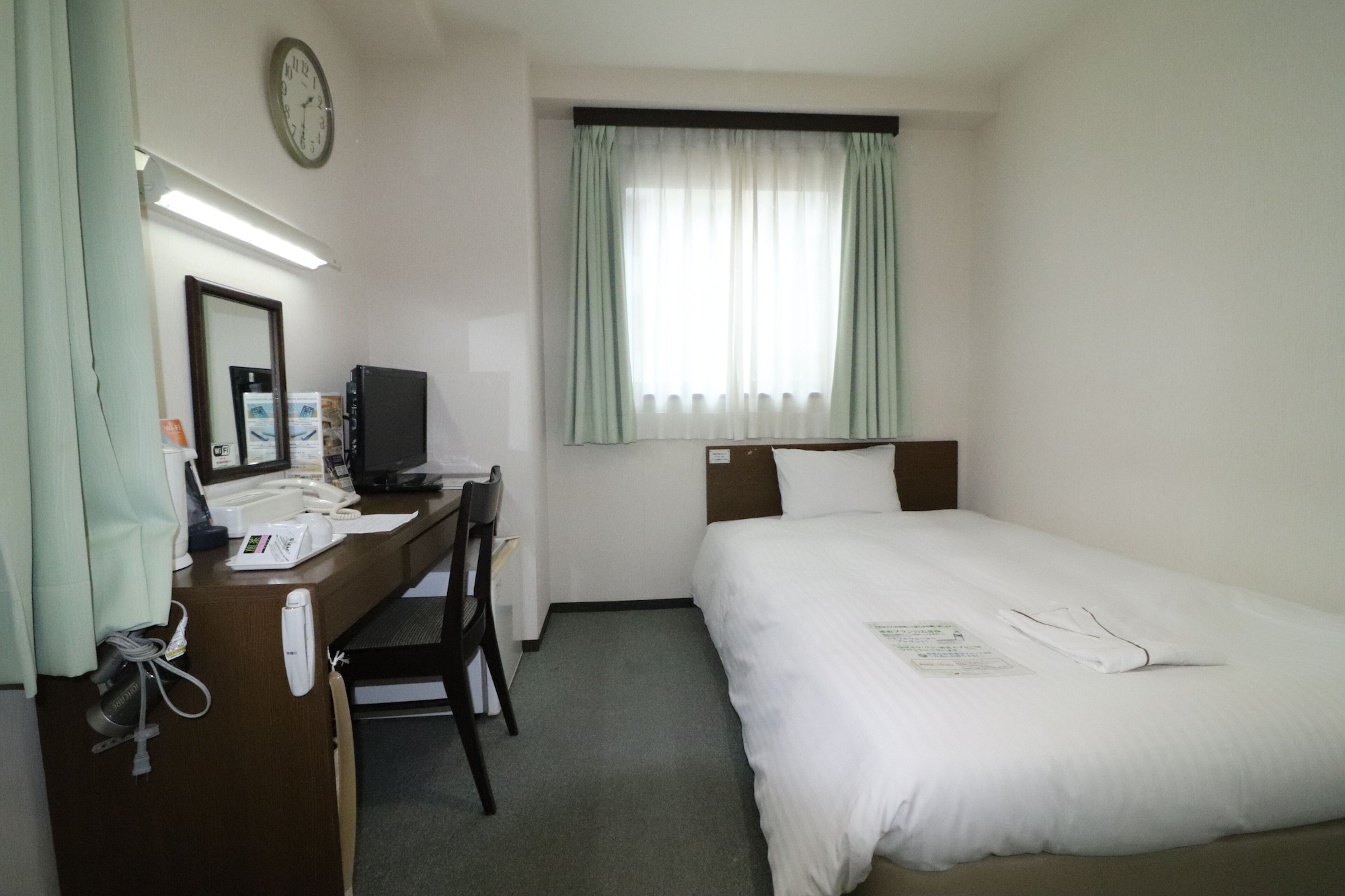 ROOM, SINGLE, SMOKING