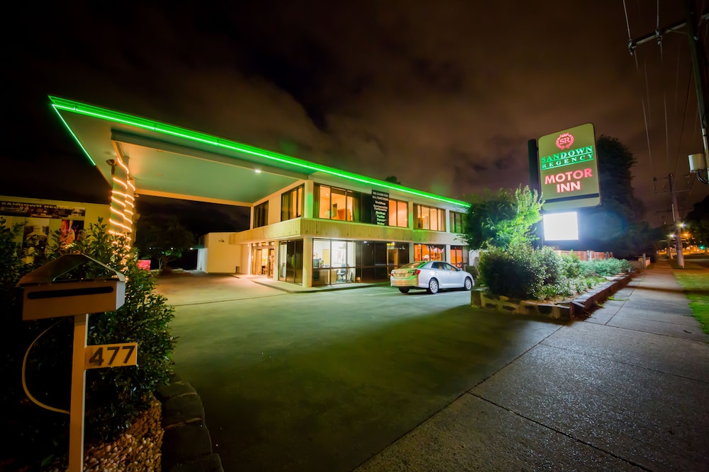 Sandown Regency 3/35