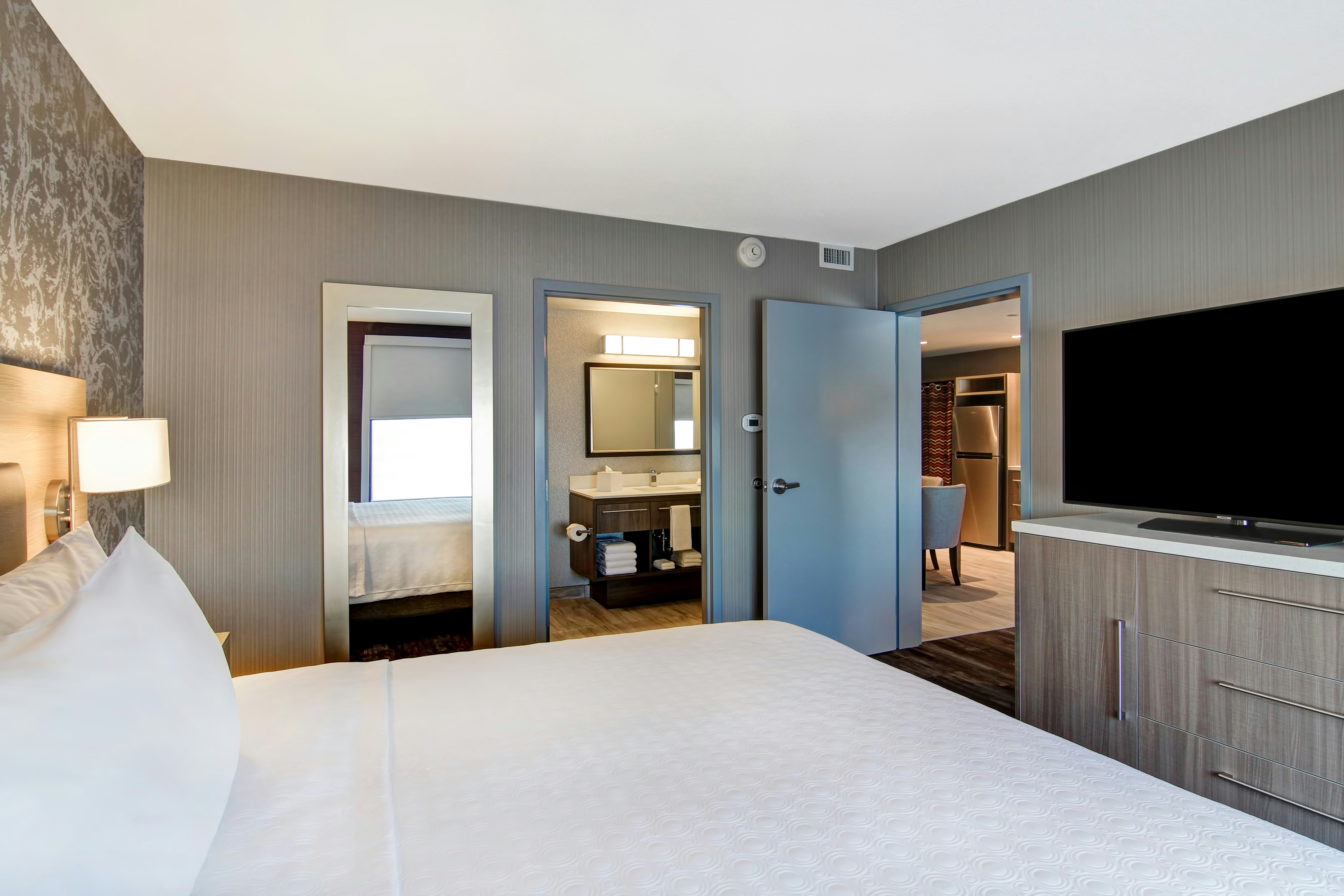 1 BEDROOM, SUITE, KING BED