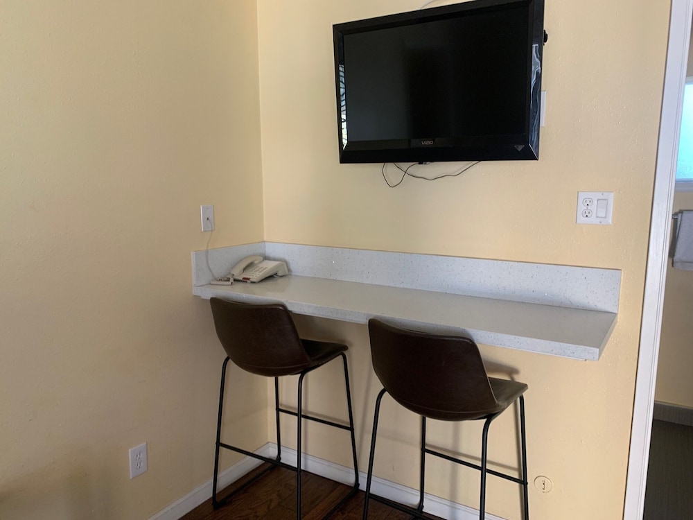 Oasis Inn & Suites 33/50