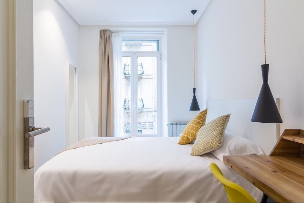 ROOM, DOUBLE OR TWIN BED, SHARED BATHROOM, BALCONY