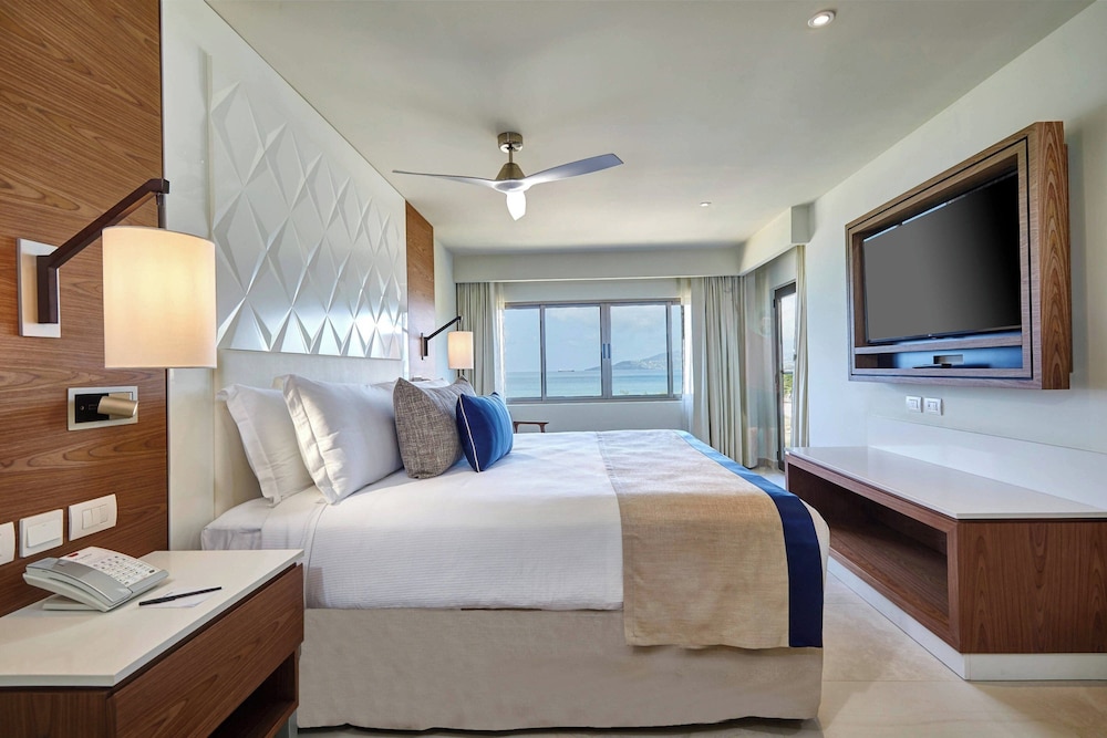 Diamond Club, Swim Out, Junior Suite, Luxury, King Bed, Ocean Front, Sofa، Royalton Grenada, an Autograph Collection All-Inclusive Resort 4/7
