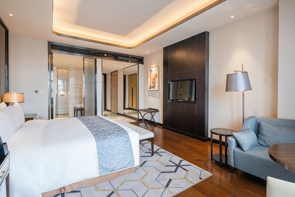 DELUXE, KING BED