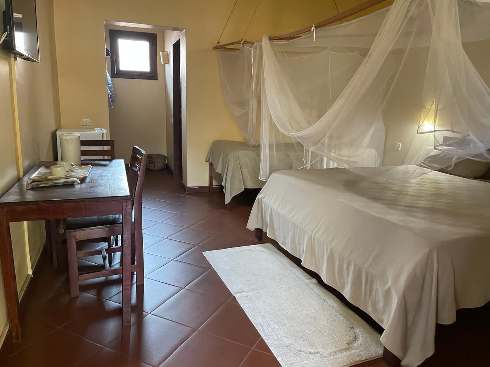 ROOM, DOUBLE OR TWIN BED