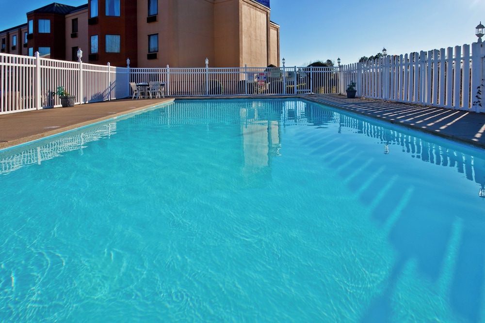 Holiday Inn Express Hotel And Suites Nashville I 40 And I 24 Spence Ln 27/37