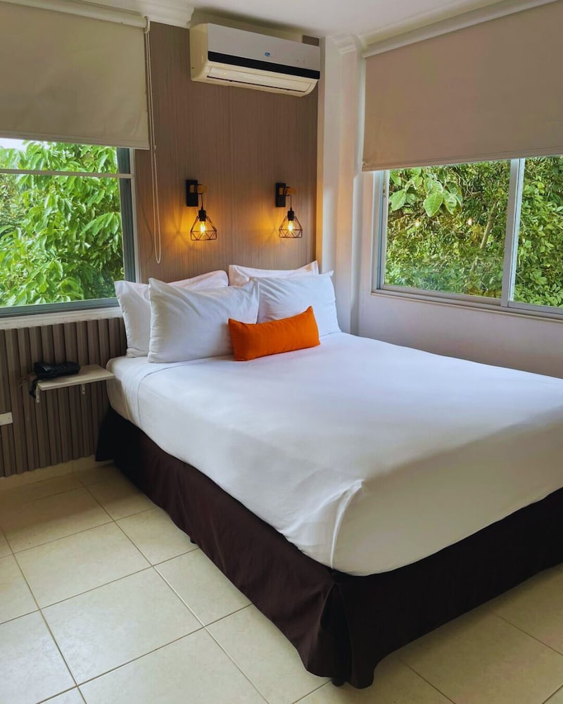 ROOM, DOUBLE BED