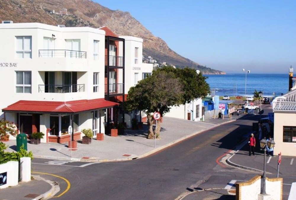 Le Bay Lodge 4/41