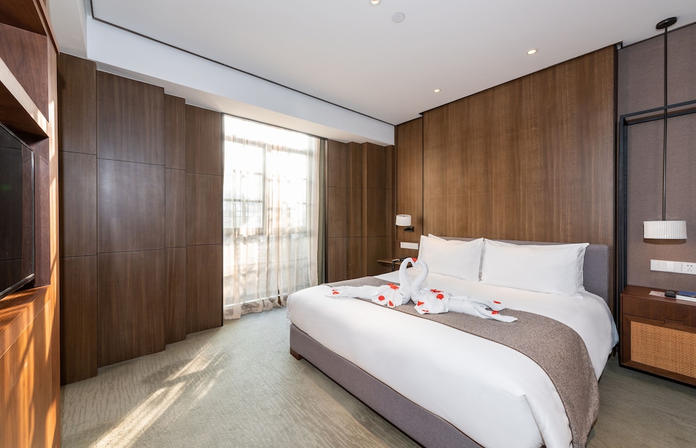 EXECUTIVE, KING BED