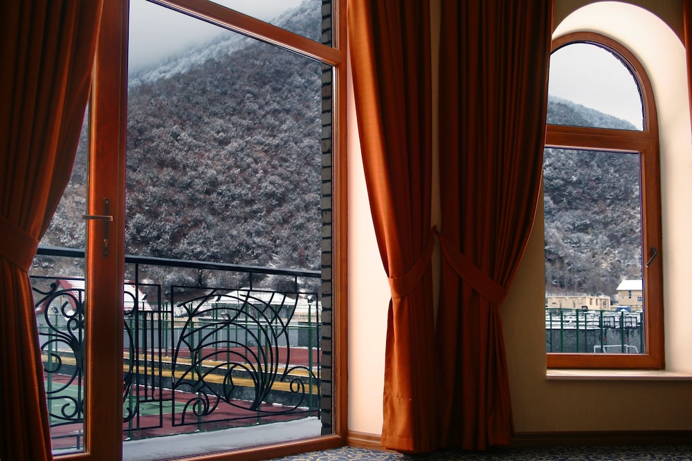 El Resort Hotel 24/50