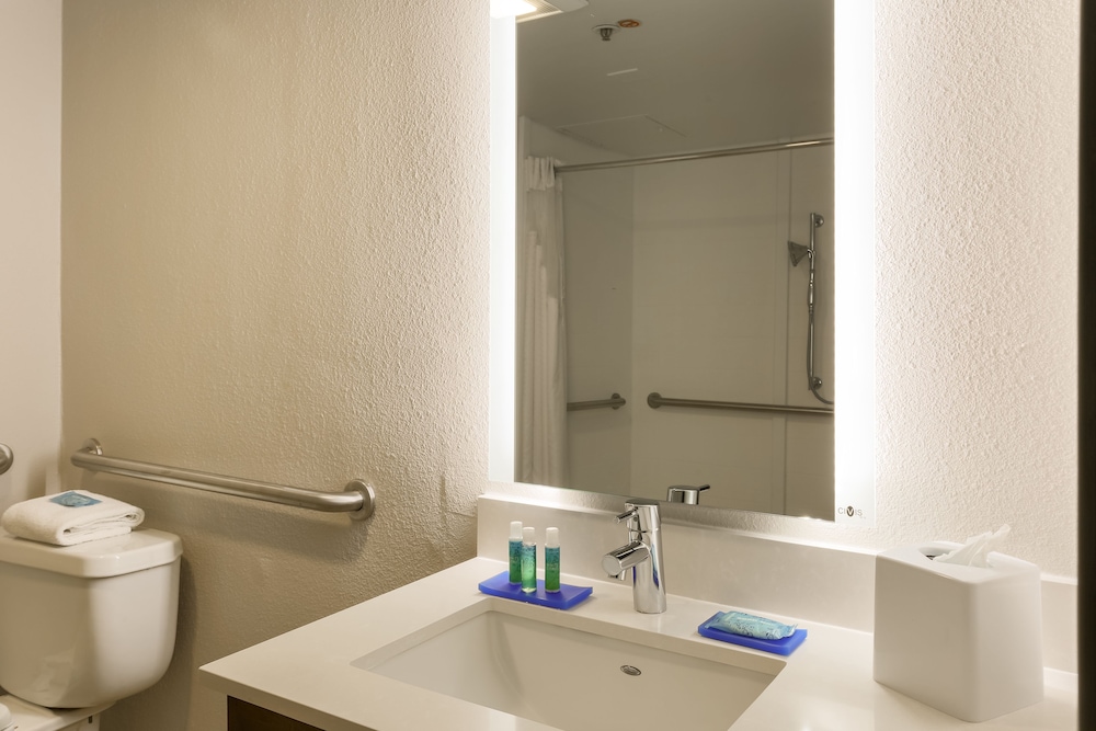 Holiday Inn Express Milwaukee West Medical Center 17/59
