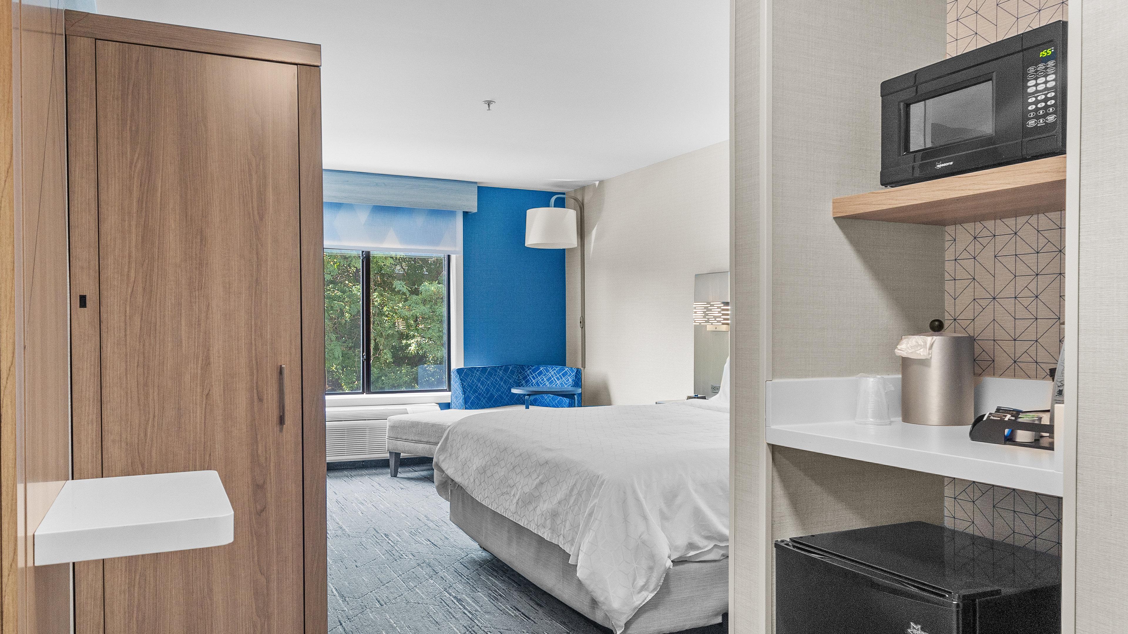 Holiday Inn Express Hotel And Suites Manchester Airport 72/72