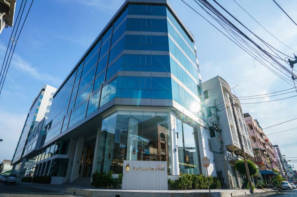 New Season Square Hotel 4/39