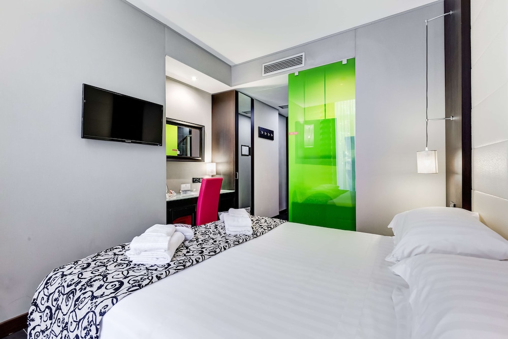 STANDARD, QUEEN BED
