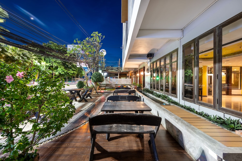 THE JOMTIEN TWELVE 37/46