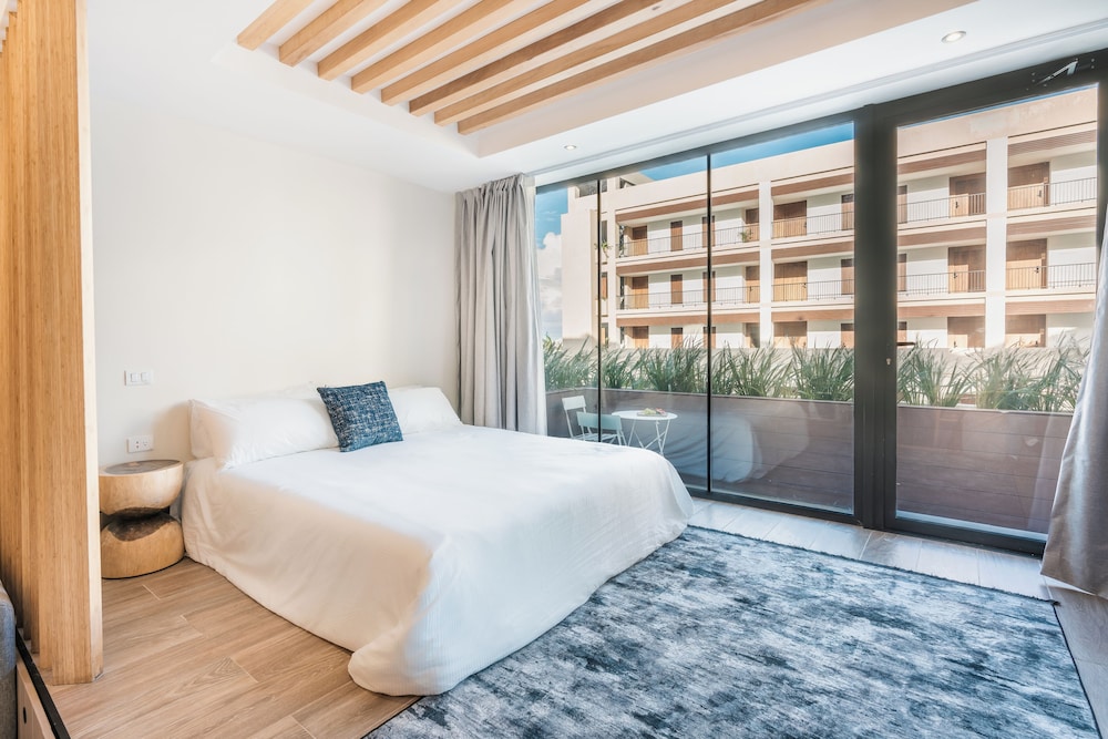 Junior Suite, Pool View, Balcony