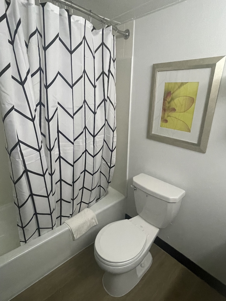 Days Inn By Wyndham Erie 37/39