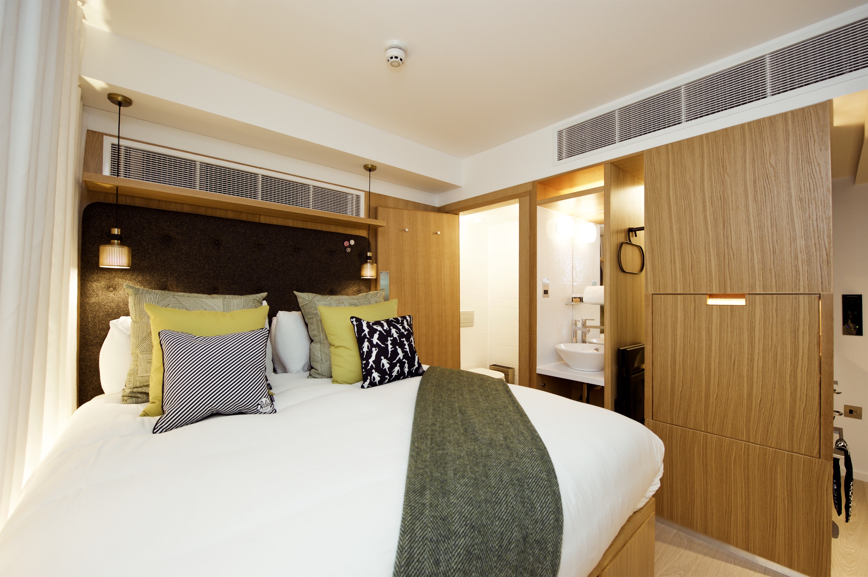 Studio, Queen Bed, No Window