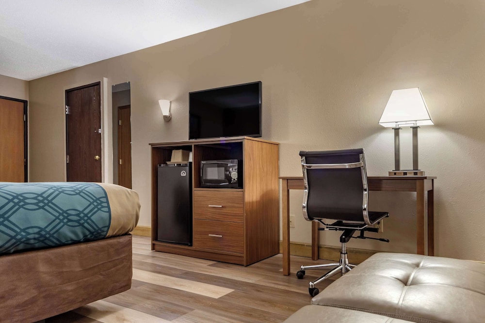 Econo Lodge Hays I-70 29/54