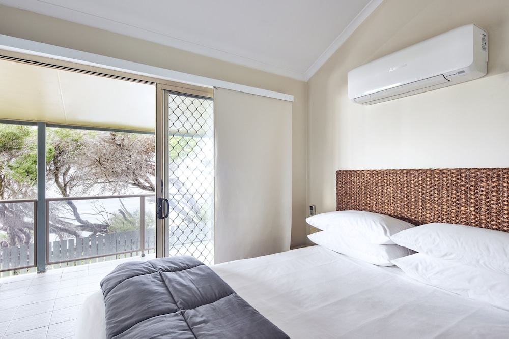 Condo, Cliff Top, Ocean, 2 Bunk Beds, 2 Queen Beds