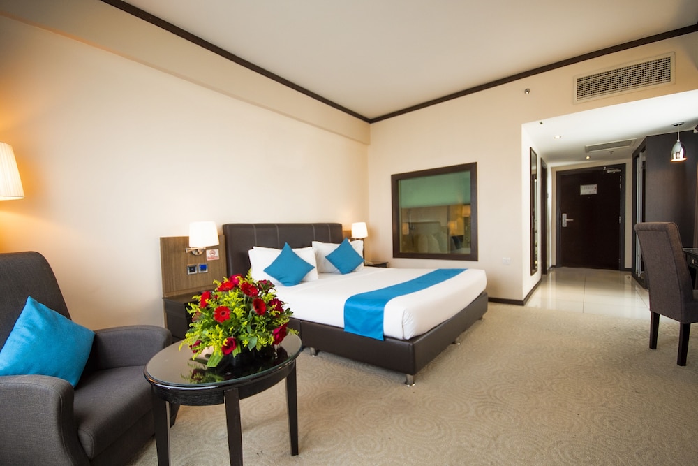 DELUXE, KING BED