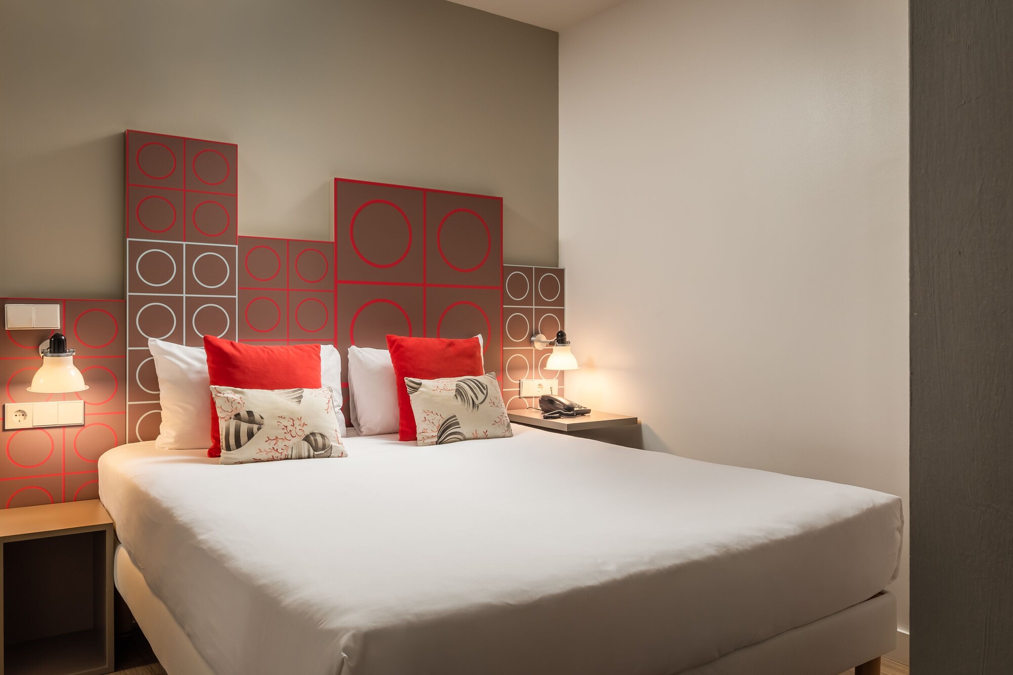 INTERIOR, STANDARD, DOUBLE BED